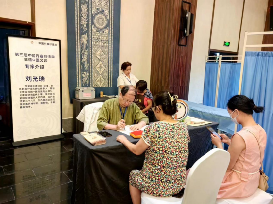 服务民众<a href=http://www.jiuyinews.cn/jiankang/ target=_blank class=infotextkey>健康</a> 彰显<a href=http://www.jiuyinews.cn/hangye/zhongyi/ target=_blank class=infotextkey><a href=http://ask.bx9y.com/zhongyike/ target=_blank class=infotextkey>中医</a></a>药非遗魅力(图3)
