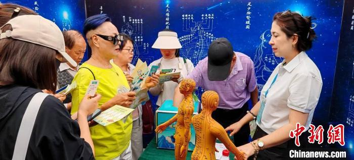新疆中医药从乡村卫生室走向国际药柜(图2)