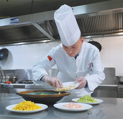 将中医药理论融入饮食养生：药膳制作师用中药烹制可口菜肴(图1)