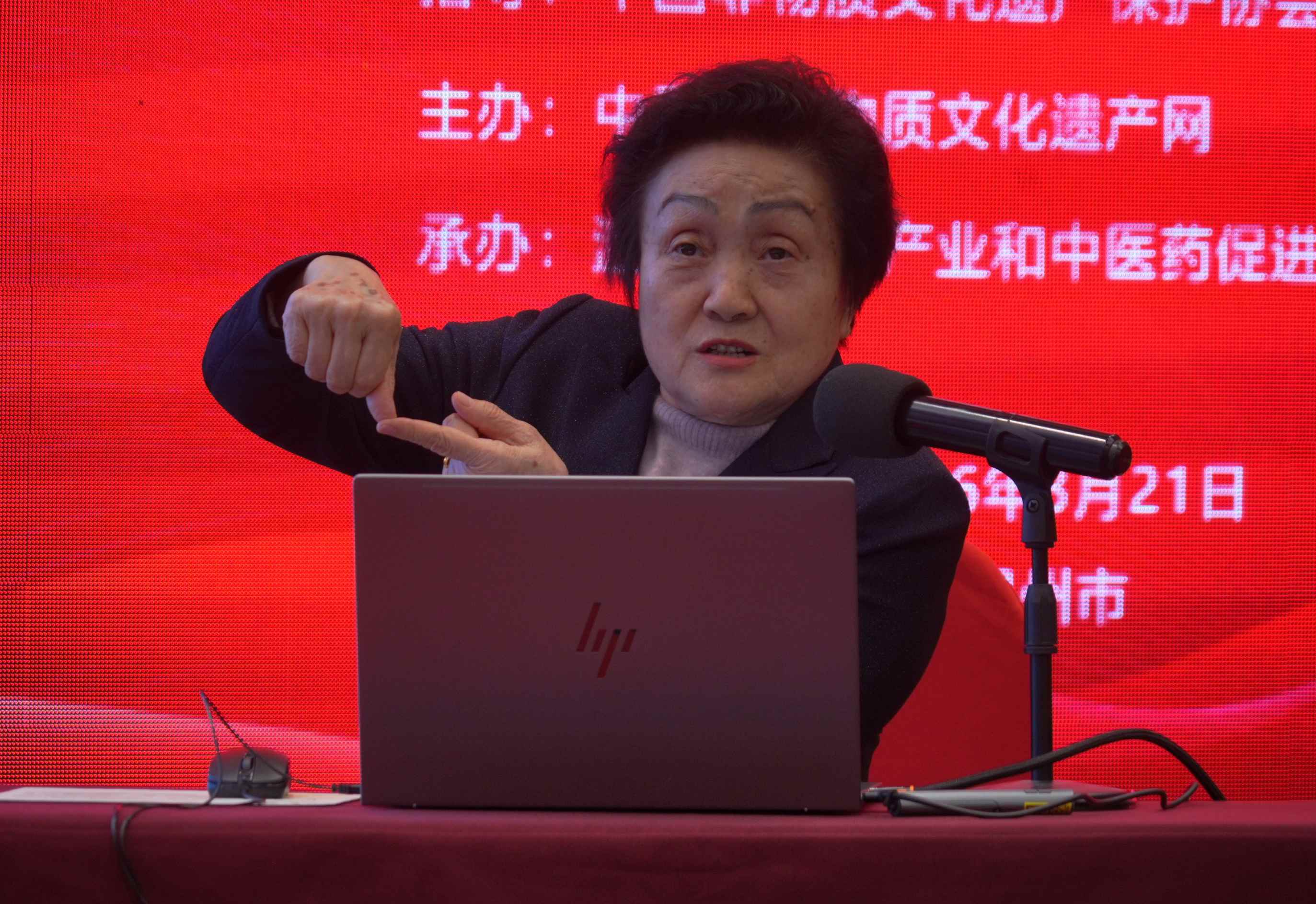 罗素兰授课.jpg 罗素兰授课.jpg