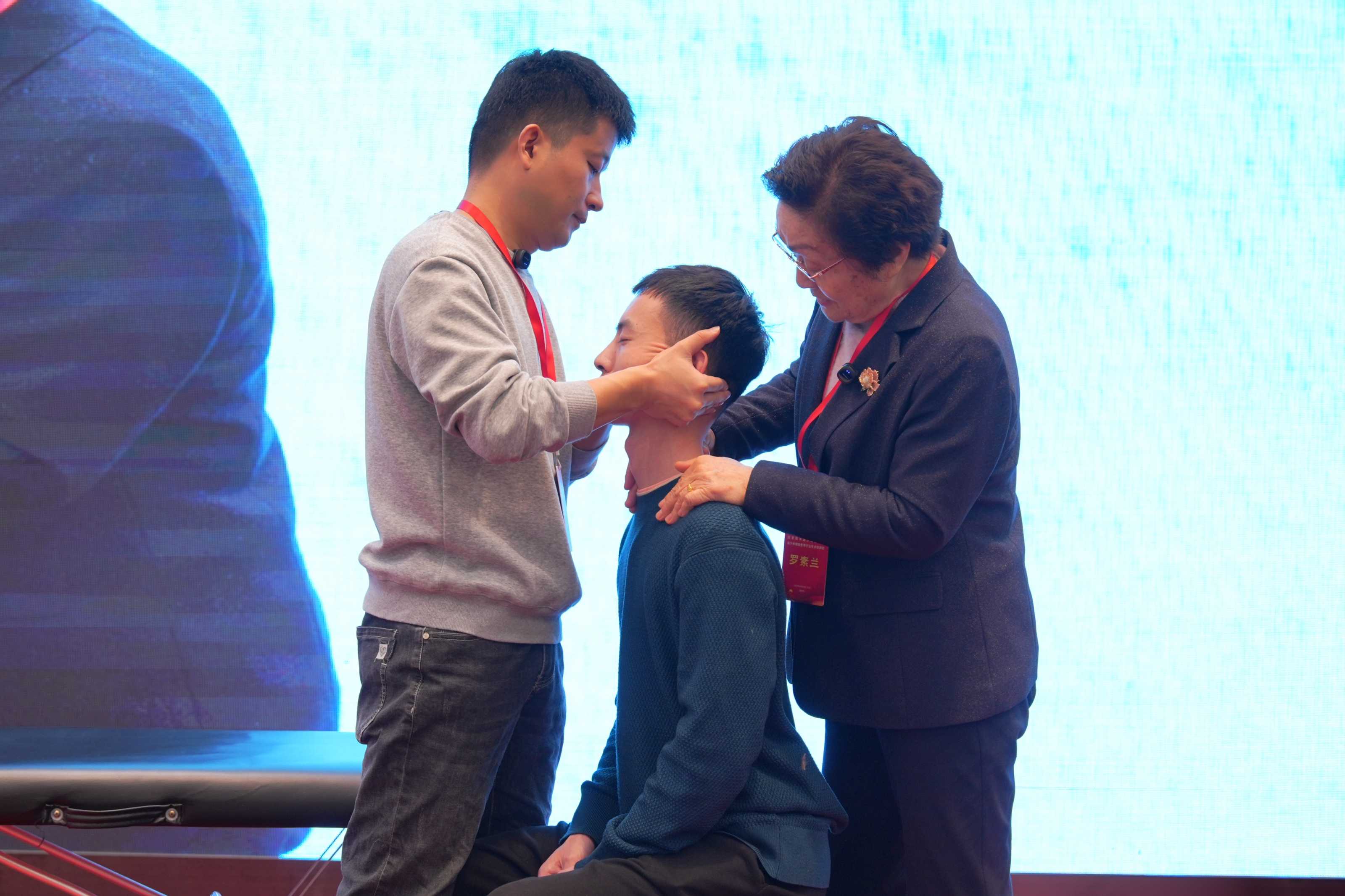 罗素兰和姜昆示范手法.jpg 罗素兰和姜昆示范手法.jpg