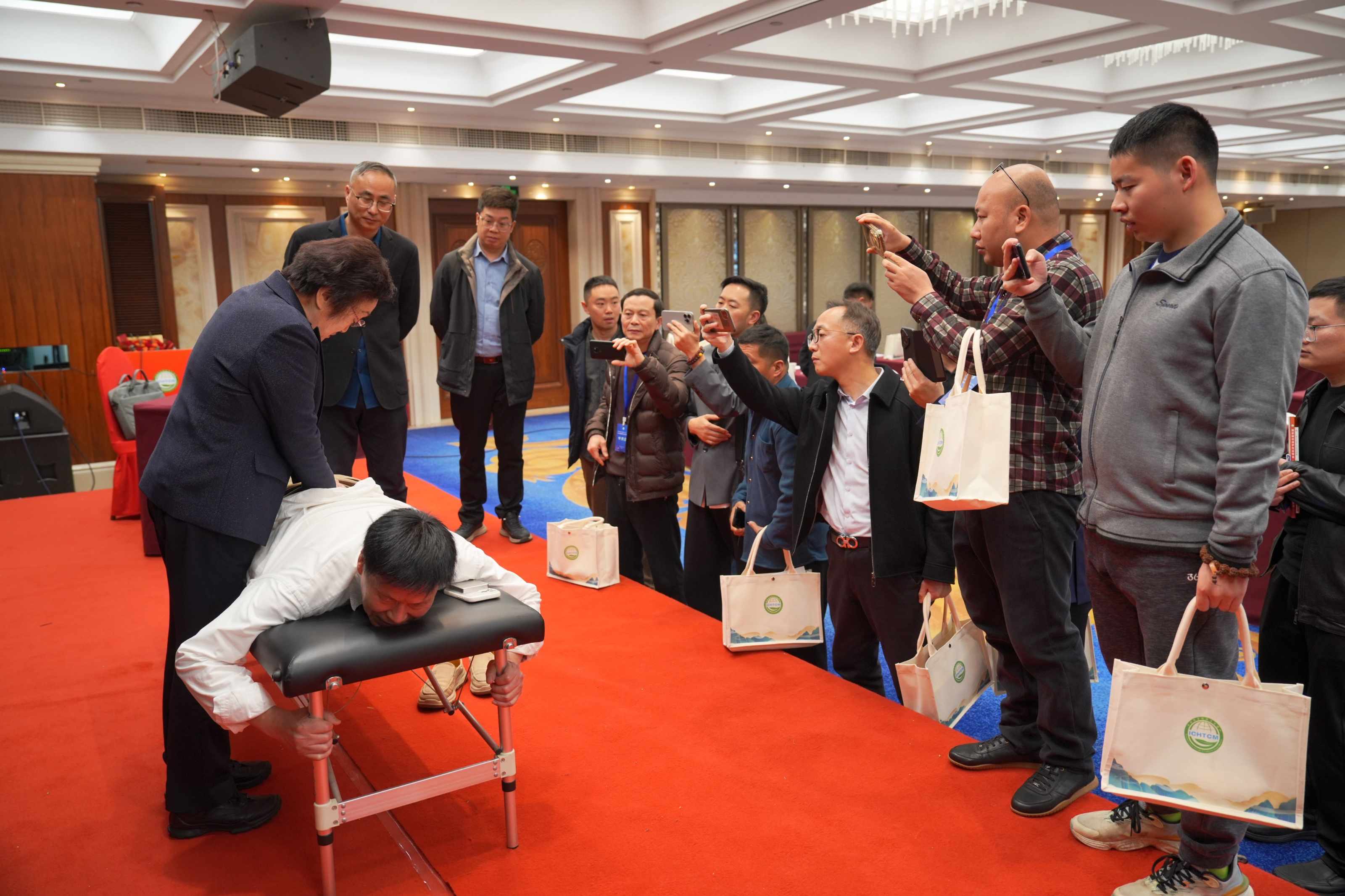 罗素兰示范手法.jpg 罗素兰示范手法.jpg