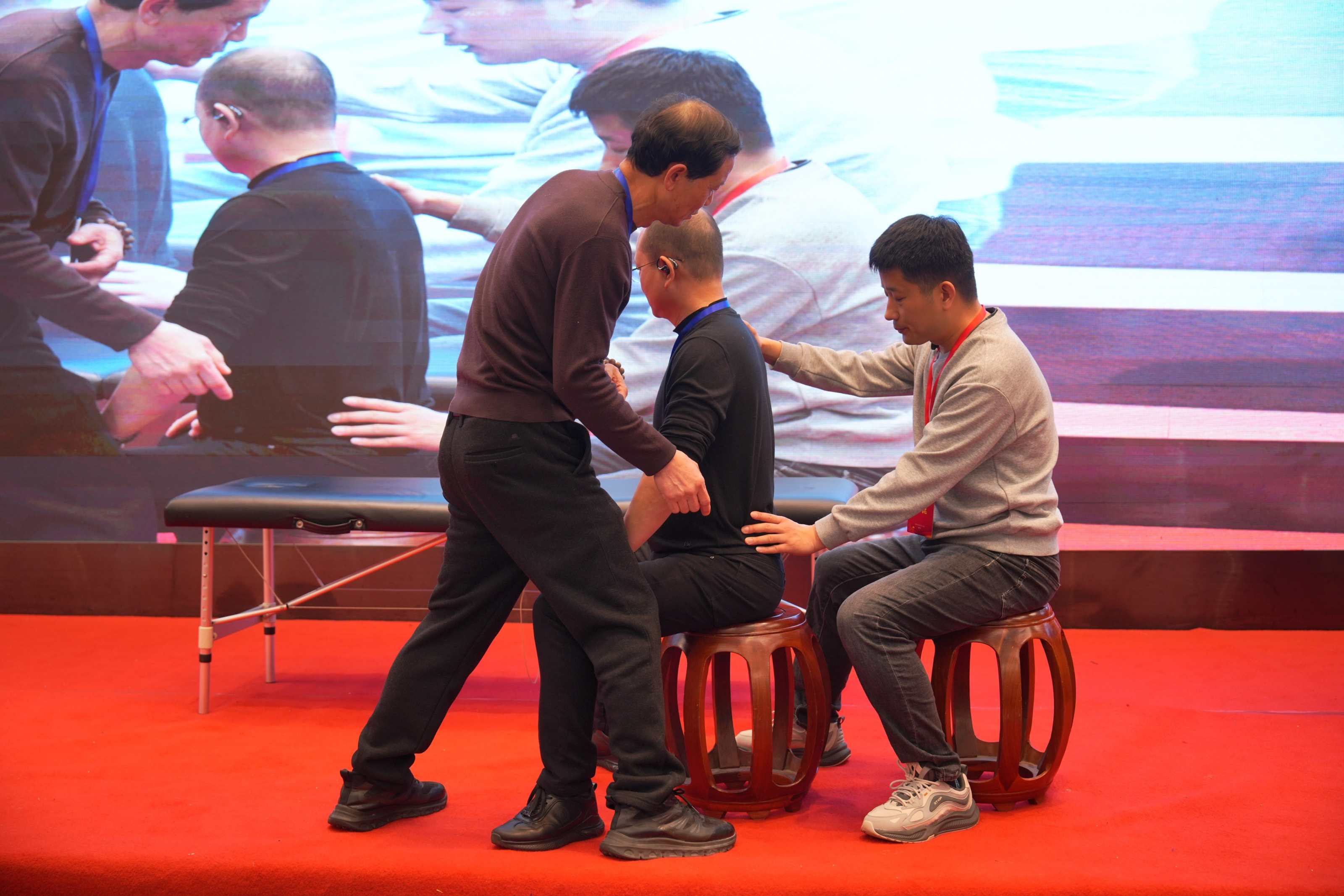 姜昆示范手法.jpg 姜昆示范手法.jpg