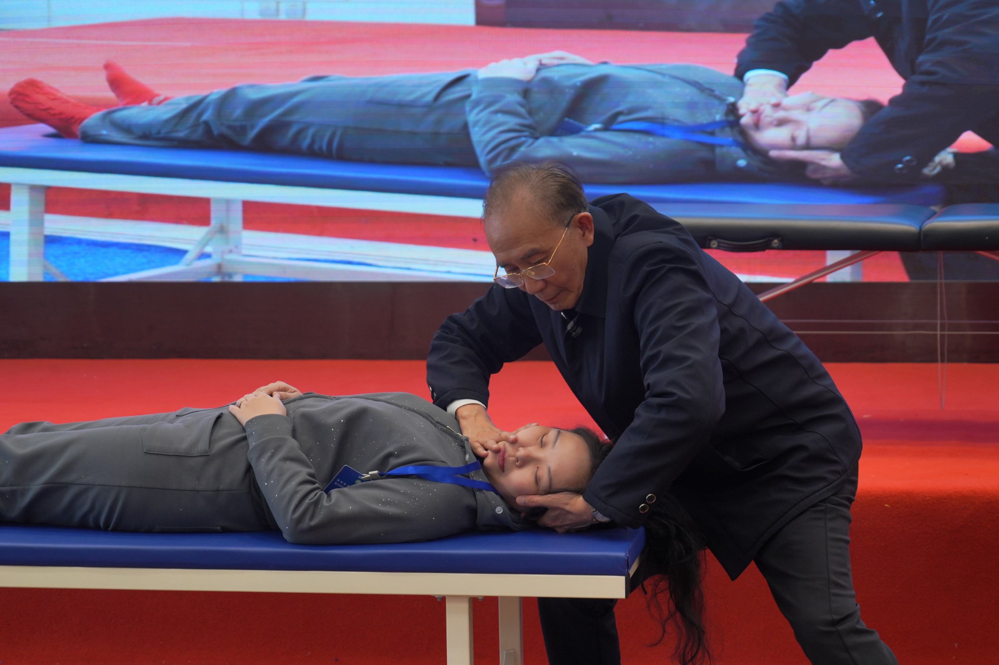 王和鸣手法示范.jpg 王和鸣手法示范.jpg